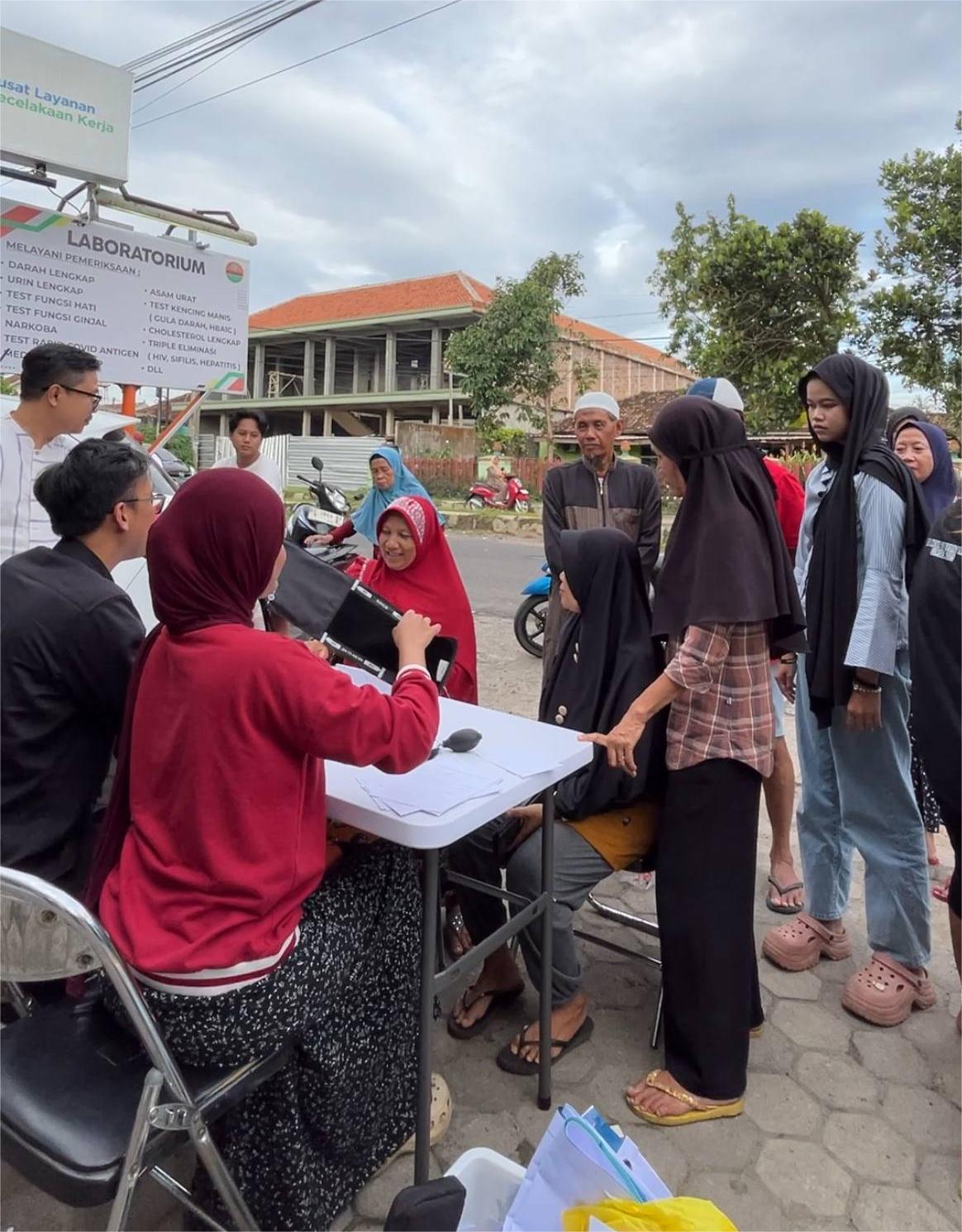 Ngabuburit Sehat Bareng Klinik Kosasih Rajabasa: Warga Antusias Cek Kesehatan Gratis Sambil Menunggu Buka Puasa